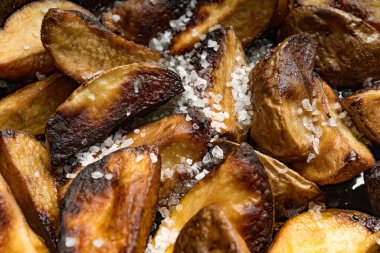 Yakın plan fırında veya kızarmış patates. Kırsal biçim.