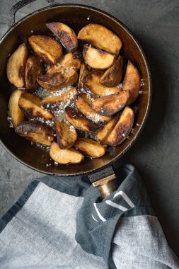 Kırsal yiyecekler. Koyu beton bir masada tavada patates kızartması. Kırsal biçim.