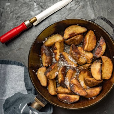 Yakın plan fırında veya kızarmış patates. Kırsal biçim.