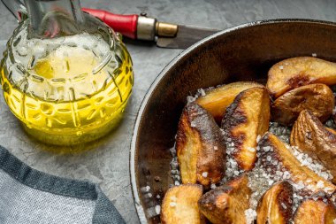 Yakın plan fırında veya kızarmış patates. Kırsal biçim.