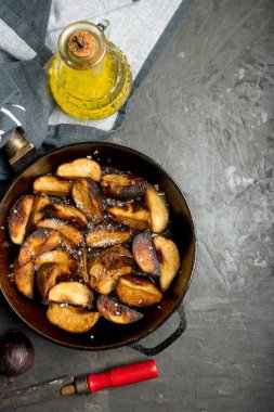 Kırsal yiyecekler. Koyu beton bir masada tavada patates kızartması. Kırsal biçim.