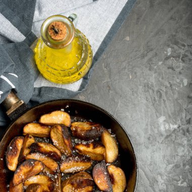 Yakın plan fırında veya kızarmış patates. Kırsal biçim.