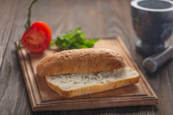 Ciabatta Karşılık Mutfak Tahtasındaki Sandviç — Stok fotoğraf