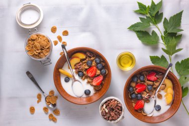 Yoğurt şeftalisi, yulaf gevreği, sağlıklı kahvaltı gevreği, ev yapımı granola, krep yoğurdu, meyveli yoğurt, çilekli yabanmersini.