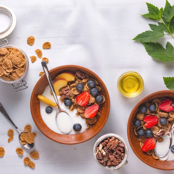Iogurte pêssego, flocos de aveia, cereais saudáveis para o pequeno-almoço, granola caseira, iogurte de panquecas, iogurte de frutas, mirtilos de morangos — Fotografia de Stock