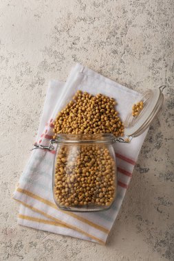 Soya fasulyesi, soya unu, mısır gevreği, soya yoğurdu, soya unu, tam tahıl.