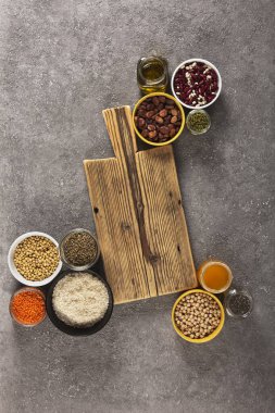 Esrar, kinoa, baklagil, pirinç, chia - diyette protein ve vitamin kaynakları, üst görünüm