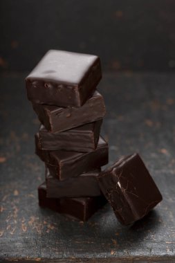 Çikolata şurubu, graham krakeri, fıstık ezmesi, roadsrock yolları, browniler, çikolata kaplı şekerlemeler, mini şekerlemeler.