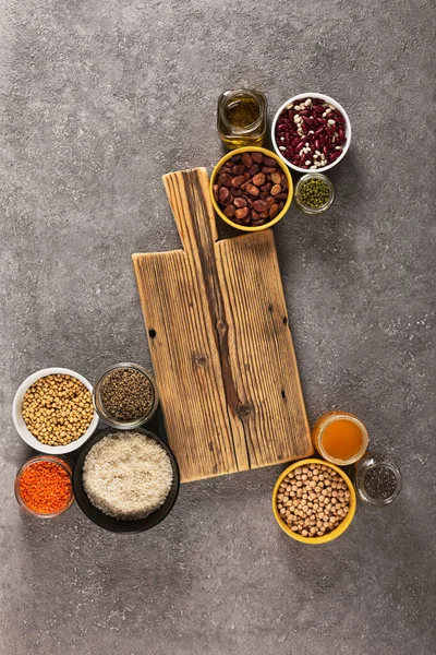 Esrar, kinoa, baklagil, pirinç, chia - diyette protein ve vitamin kaynakları, üst görünüm