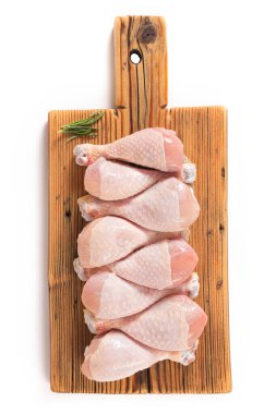 Mutfak tahtasında çiğ tavuk bacağı.