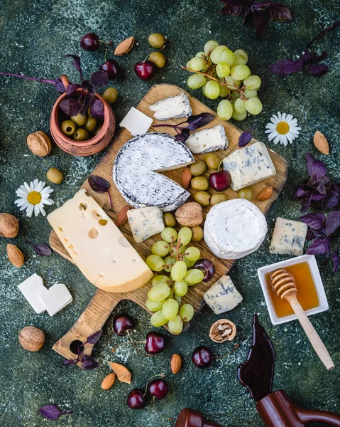 Ahşap masa üzerinde çeşitli peynir