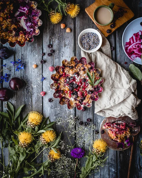 Meyveli turta ve rengârenk çiçekler kompozisyonu