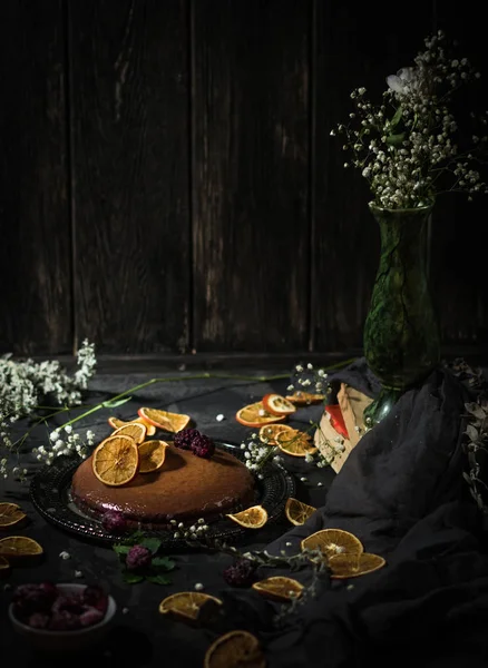 Dilimlenmiş portakal ve böğürtlen kek,