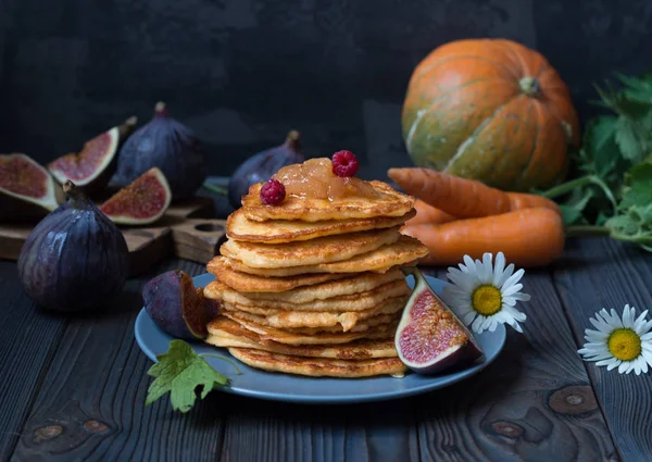 Pila di frittelle su piatto e fichi freschi — Foto Stock