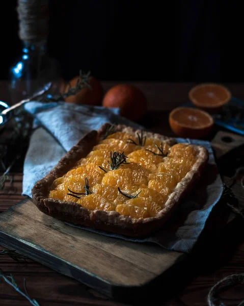 Pomerančový koláč koláč na dřevěný stůl — Stock fotografie