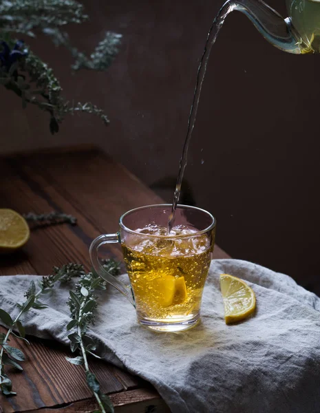 Bardağa dökülür varlık çay