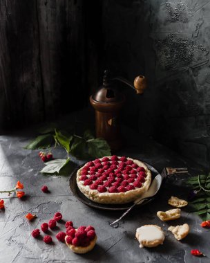 Frambuazlı pasta ve kahve öğütücü ile kompozisyon