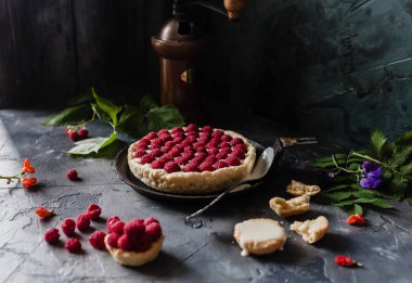 Frambuazlı pasta ve kahve öğütücü ile kompozisyon