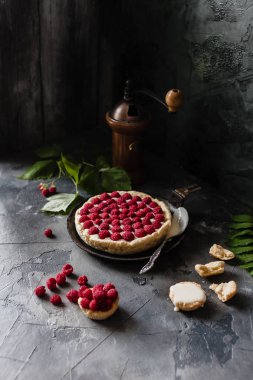 Frambuazlı pasta ve kahve öğütücü ile kompozisyon