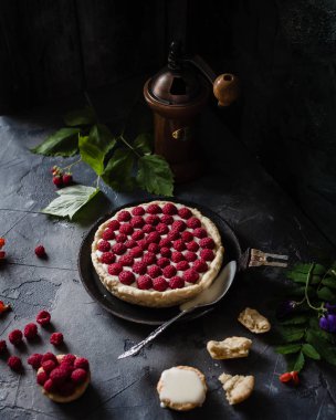 Frambuazlı pasta ve kahve öğütücü ile kompozisyon