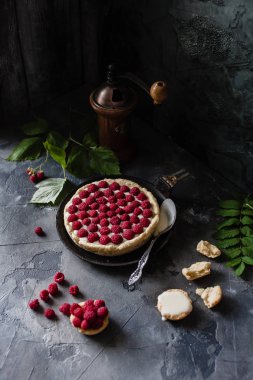 Frambuazlı pasta ve kahve öğütücü ile kompozisyon
