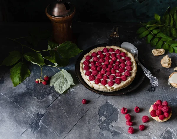 Frambuazlı pasta ve kahve öğütücü ile kompozisyon