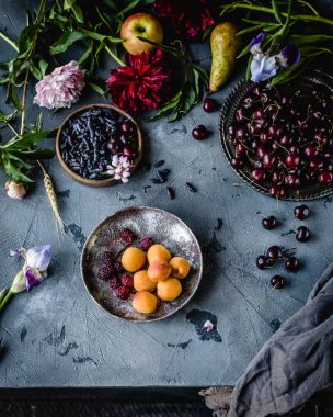 Çeşitli meyveler, kayısı ve çiçekler