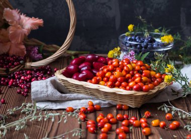 Sepet içinde çeşitli sonbahar çilek