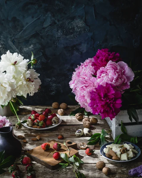 Çilek, peonies, fındık ve beyaz çikolata 