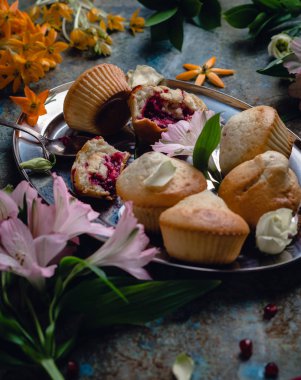 Taze pişmiş kek metal tepsi