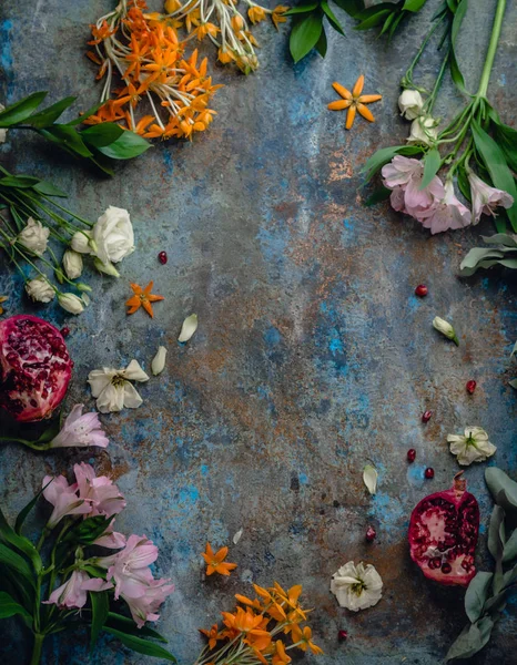 Fotorahmen mit Granatapfel und verschiedenen Blumen — Stockfoto