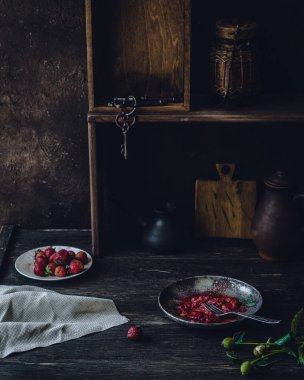 Siyah ahşap masa üzerinde taze çilek 