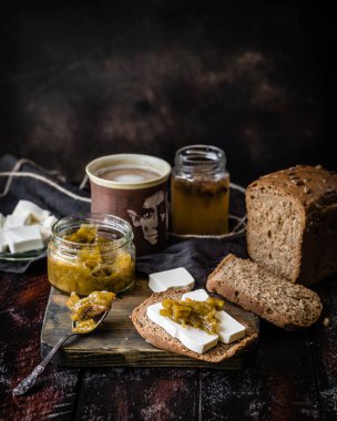 Dilim ekmek peynir ve reçel ile