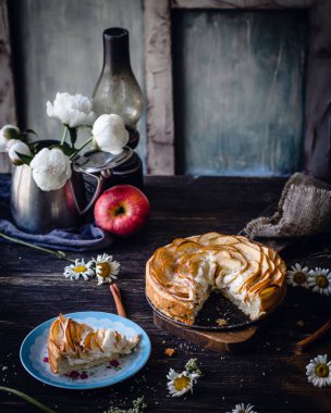 Elmalı turta doldurma peynir ile