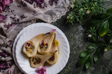 Kızılcık ve peynir pişmiş armut hizmet