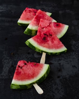 Karpuz dilimleri ahşap sopa üzerinde