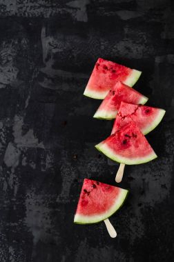 Karpuz dilimleri ahşap sopa üzerinde