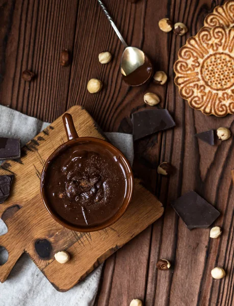 Hot chocolate in brown cup on wooden desk — Stock Photo, Image