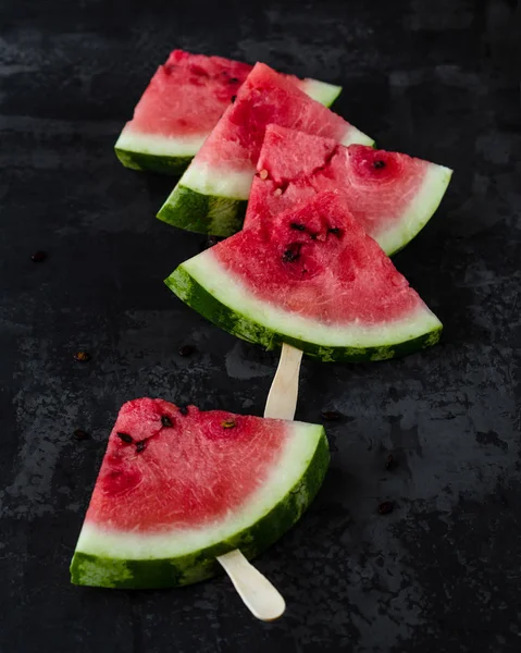 Karpuz dilimleri ahşap sopa üzerinde