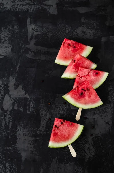 Karpuz dilimleri ahşap sopa üzerinde