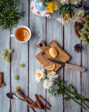 Çay limon, çiçek ve üzüm