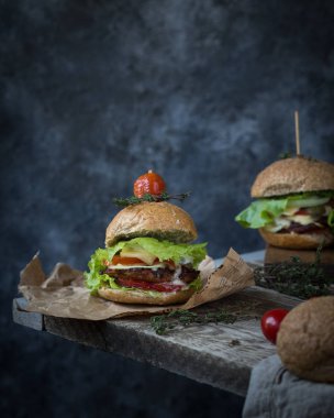 Tavuk, domates, peynir ve otlar ile hamburger