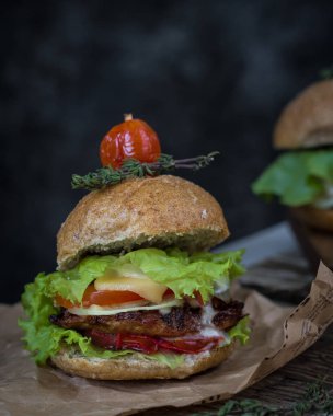 Tavuk, domates, peynir ve otlar ile hamburger