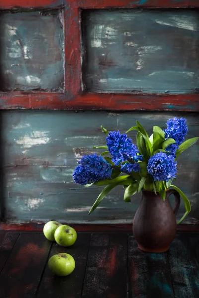 Kahverengi tencerede mavi sümbül çiçek