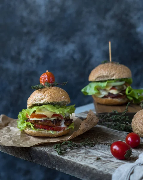 Tavuk, domates, peynir ve otlar ile hamburger