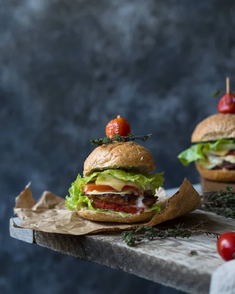 Tavuk, domates, peynir ve otlar ile hamburger