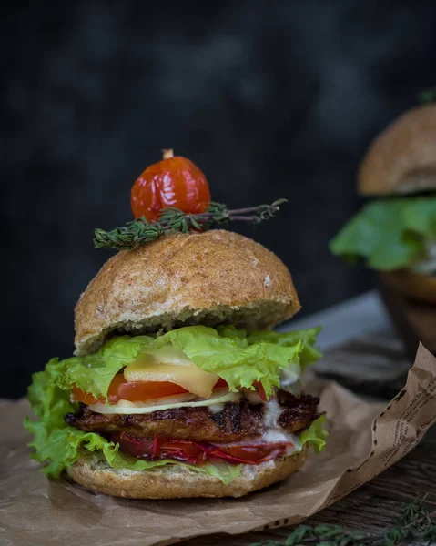 Tavuk, domates, peynir ve otlar ile hamburger