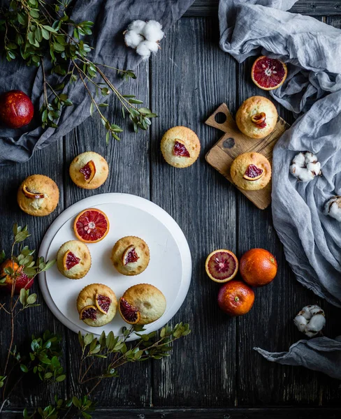 Muffins con naranjas de sangre sobre mesa de madera negra — Foto de Stock