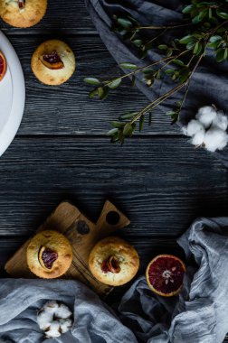 Siyah ahşap masa üzerinde kan portakal ile kekler