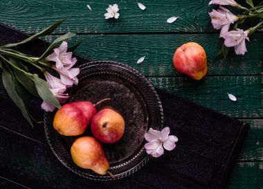 Gümüş tepsi ve çiçek olgun armut